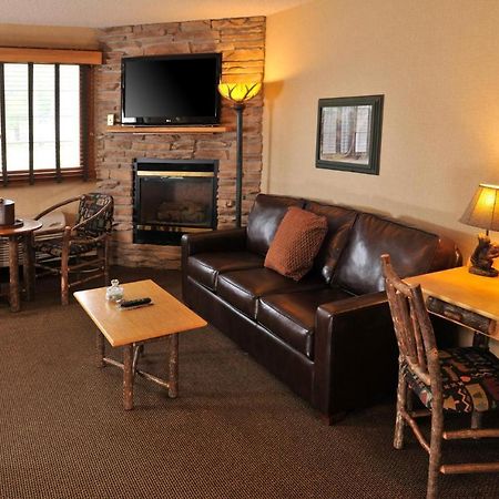 Boarders Inn & Suites By Cobblestone Hotels In Waukon Екстериор снимка