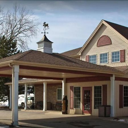 Boarders Inn & Suites By Cobblestone Hotels In Waukon Екстериор снимка