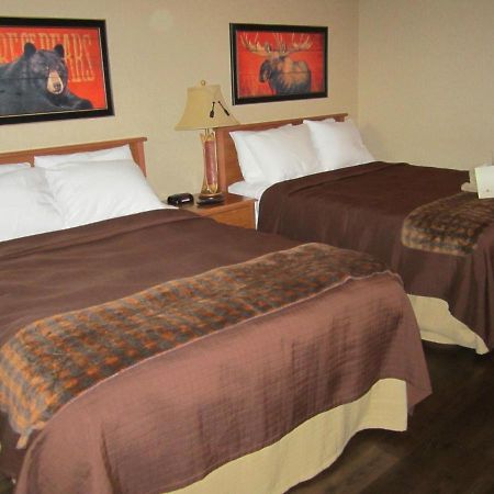 Boarders Inn & Suites By Cobblestone Hotels In Waukon Екстериор снимка