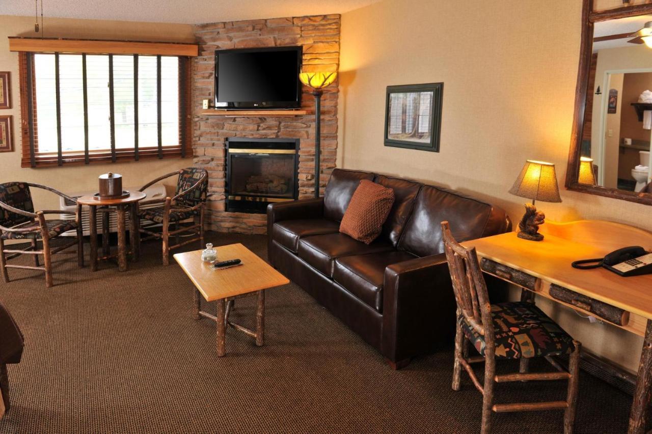 Boarders Inn & Suites By Cobblestone Hotels In Waukon Екстериор снимка