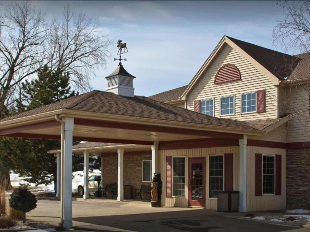 Boarders Inn & Suites By Cobblestone Hotels In Waukon Екстериор снимка