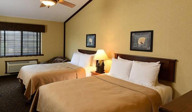 Boarders Inn & Suites By Cobblestone Hotels In Waukon Екстериор снимка