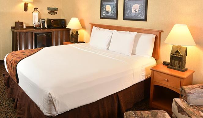 Boarders Inn & Suites By Cobblestone Hotels In Waukon Екстериор снимка